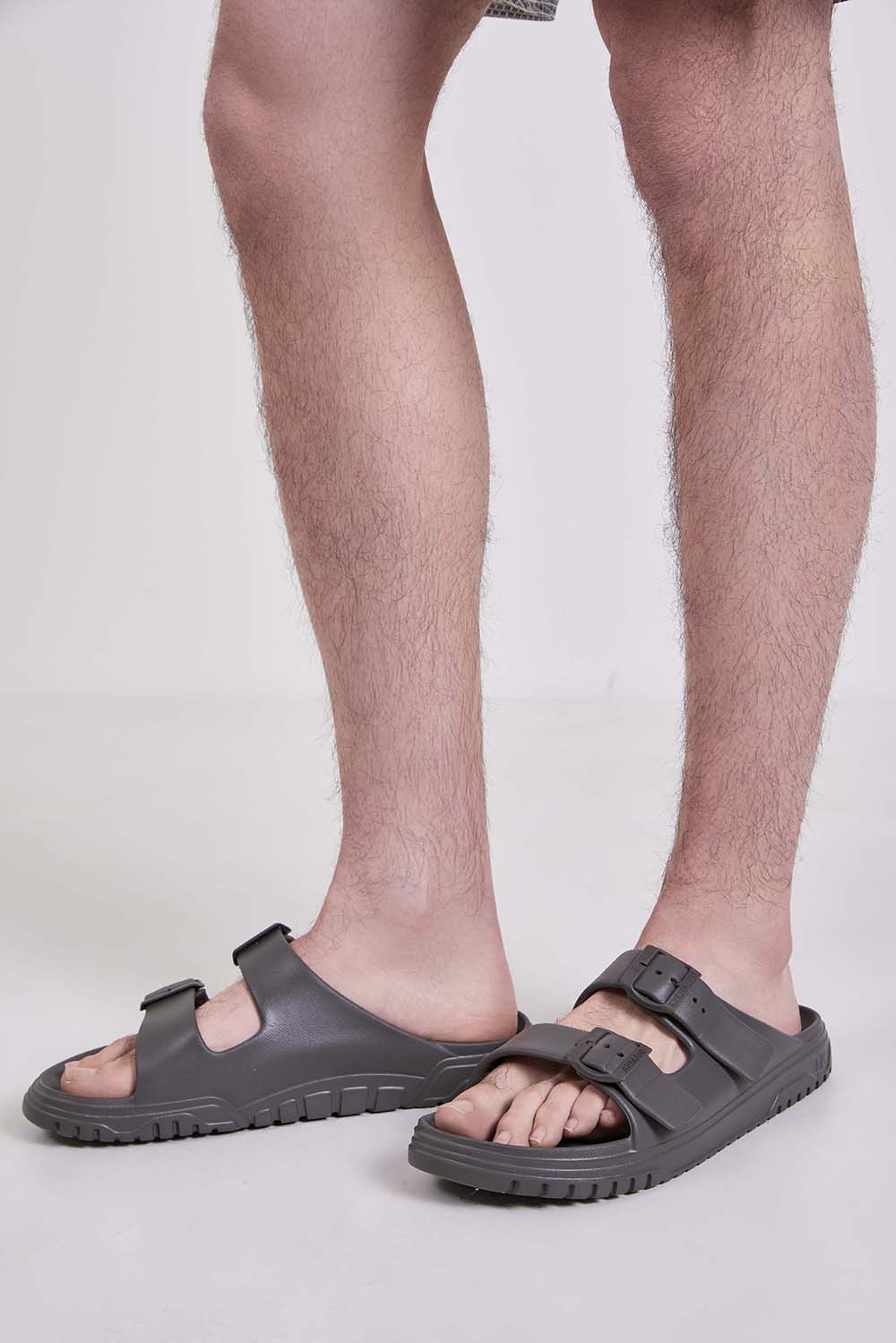 תמונת כל הלוק של כפכפי סליידס